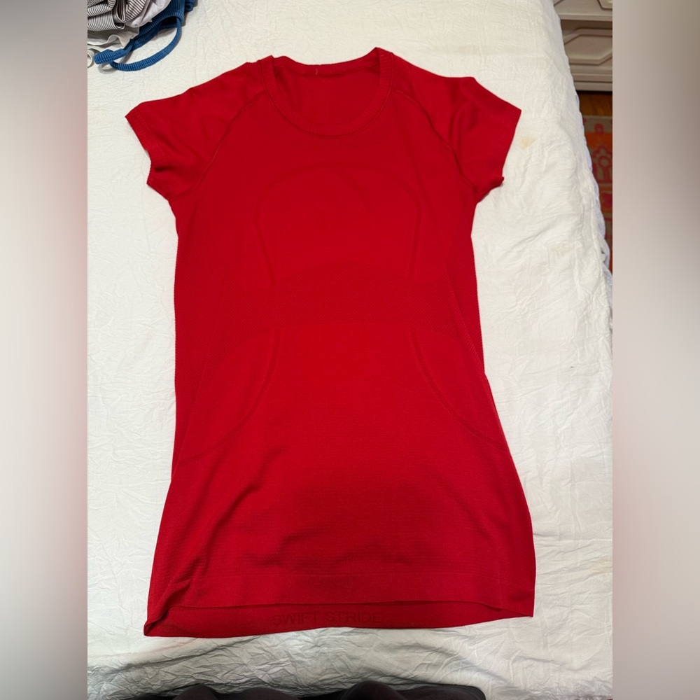 Lululemon red workout tee. Size 8. Like new. No damage.